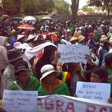 Ratusan Warga Pangalengan Korban Gempa Geruduk Gedung Sate 