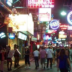 Malam Penuh Godaan di Walking Street Pattaya