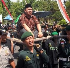 Demo Korupsi DAK Rp 77 M, 3 Pimpinan DPRD Magelang Ditandu Paksa 