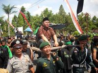 Massa Paksa Tandu Ketua DPRD Magelang