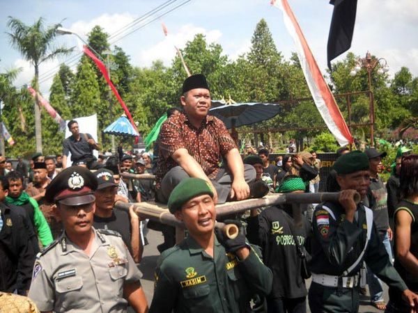Massa Paksa Tandu Ketua DPRD Magelang