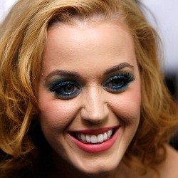 Jadi Pengisi Suara Smurfette, Katy Perry Berambut Pirang