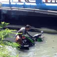 Diserempet Mobil, Kawasaki Edge Nyemplung Sungai