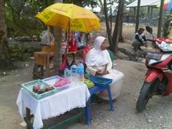 Jelang Ramadan, Warga Mengais Rezeki di Pemakaman