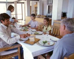 4 Hal yang Membuat Pasangan Tinggal di Rumah Mertua