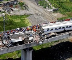 China Larang Berita Tragedi Kereta Cepat, Koran Terpaksa Pangkas Halaman
