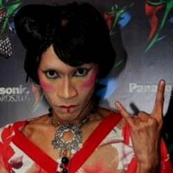 Habiskan Waktu Luang, Aming Suka Totok Wajah dan Luluran