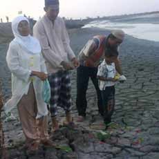Warga Porong Nyekar Makam Keluarga di Kolam Lumpur Lapindo