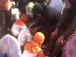 Jelang Ramadan, Anak-anak Itu Membasuh Kaki Ibunya