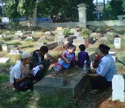 Jelang Ramadan, Ratusan Peziarah Penuhi TPU Menteng Pulo 