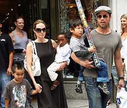 Angelina Jolie Ajak 6 Anaknya Pulang Kampung