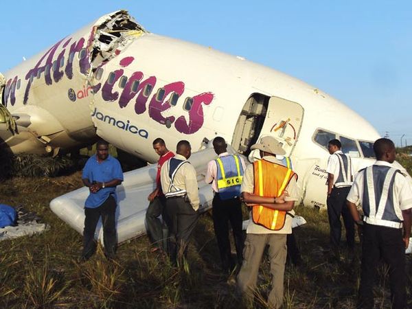 Pesawat Terbelah, Seluruh Penumpang Selamat