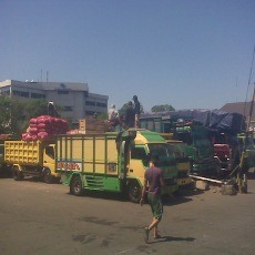 Cuaca Buruk, Truk Barang Menumpuk di Dermaga Roro 