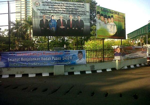 Ucapkan Selamat Puasa Lewat Spanduk 