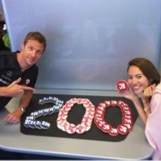 Kue Kejutan, Gangguan Dedemit Maya & Peluk-Cium untuk Button