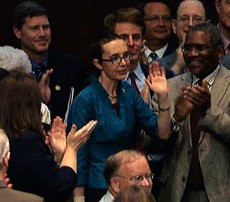 Kembali Bekerja, Anggota Kongres AS Korban Penembakan Disambut Applause