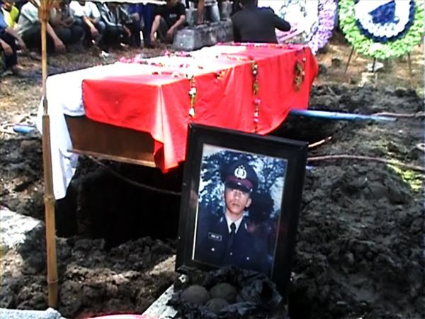 Jenazah Briptu Erik Dimakamkan