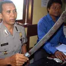 Istri Diselingkuhi, Pak RT Kalap, Tetangga Disabet Parang