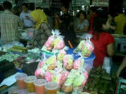 Ratusan Orang Berburu Takjil di Benhil, Lalin di Jl Sudirman Merayap