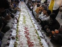 Demonstran Yaman Buka Puasa Bersama