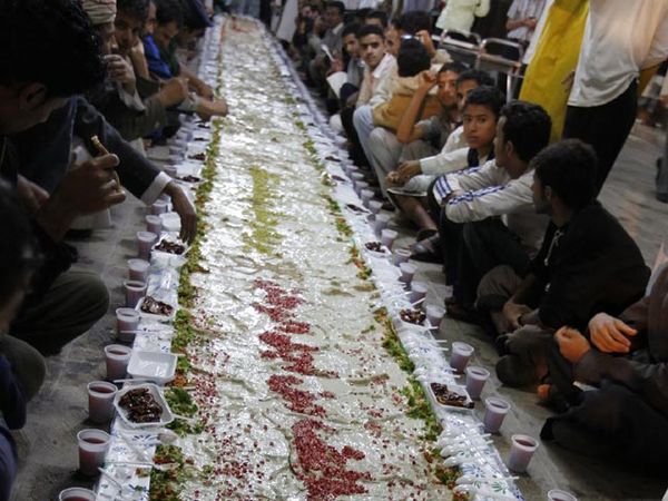 Demonstran Yaman Buka Puasa Bersama