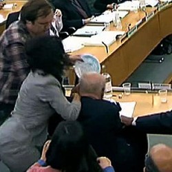 Penyerang Murdoch Dengan Krim Kue Dibui 6 Minggu