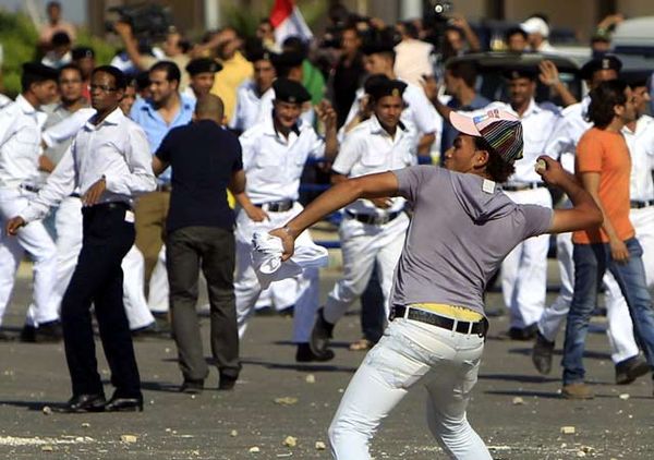 Pendukung dan Penentang Mubarak Bentrok