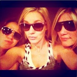 Kelly Clarkson Ajak Penyanyi Latar Bikin Girlband