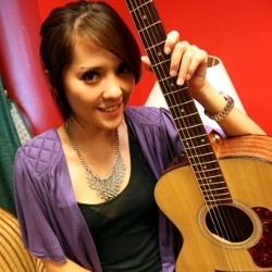 Lala Karmela, Memulai Solo Karier di Filipina