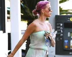 Katy Perry Ubah Rambut Jadi Pink Terang