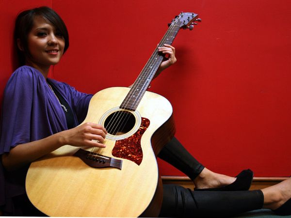 Lala Karmela dan Gitar Kesayangannya