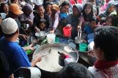 Memaknai Bubur Ramadan di Perkampungan Banjar di Solo