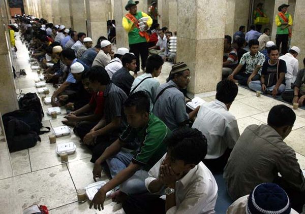 Ribuan Muslimin Buka Bersama di Istiqlal