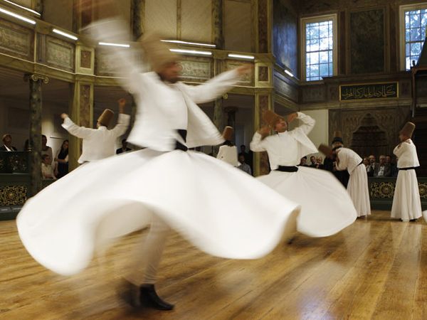 Tarian Kaum Sufi Sebelum Berbuka Puasa