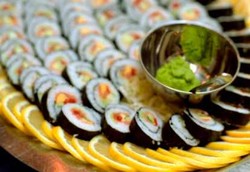 Terlalu Banyak Makan Sushi Bisa Mengganggu Hormon Tiroid