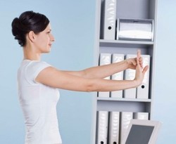 6 Gerakan Ringan Agar Selalu Fit di Kantor