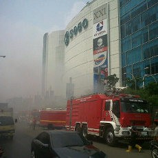 Asap Masih Mengepul di Emporium Pluit, 30 Damkar Terus Bekerja