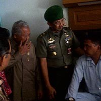 Menhan & KSAD Jenguk TNI Korban Penembakan di Papua