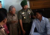 Menhan Jenguk TNI Korban Penembakan