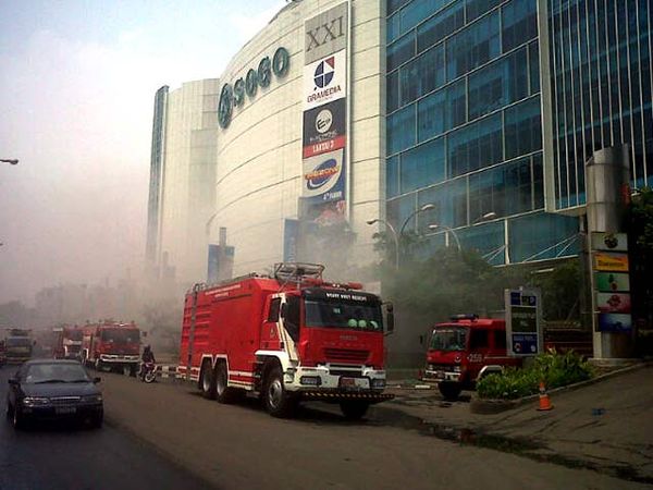 Api di Basement Mal Imporium Belum Padam