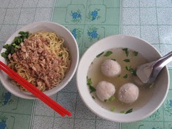 Mi Lezat Plus Putu Mantap di Gang Luna Bandung