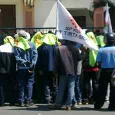 Buruh Demo PN Tuntut Teman Seprofesinya Dibebaskan