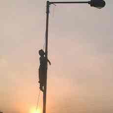 Seorang Pria Tewas Gantung Diri di Tiang PJU