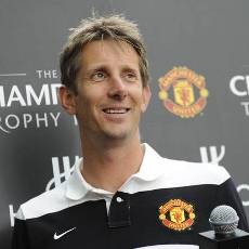 Taburan Bintang Mengantar Van Der Sar Pensiun