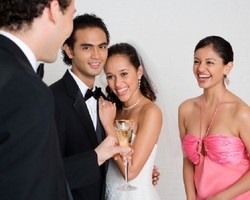 Tips Ketika Datang ke Pernikahan Mantan