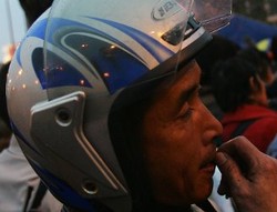 Waduh, Helm Bisa Membuat Tuli