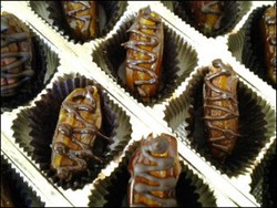 Legit Menggigit Kurma Cokelat Buat Berbuka