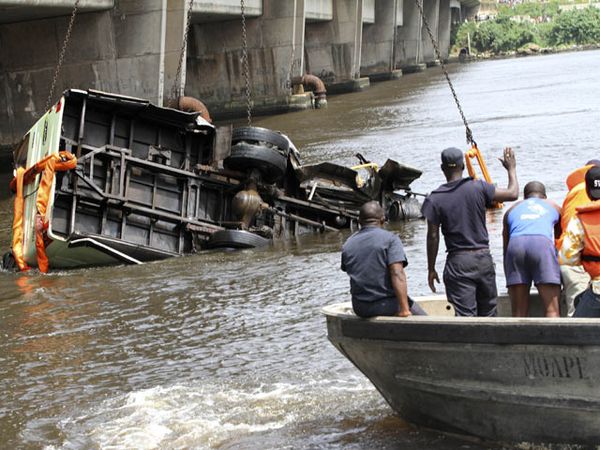 Bus Masuk Sungai, 20 Orang Tewas