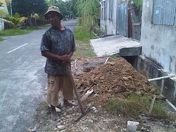 Kuli Bangunan Itu Berharap Puasa Penuh Meski Peras Keringat