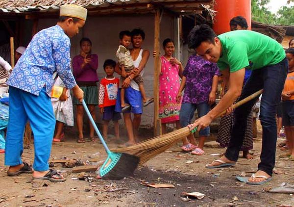 Baim Wong Bersih-bersih Mushola